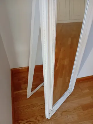 Espejo de pie blanco con marco decorado