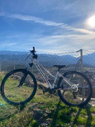 Bicicleta de montaña blanca CONOR
