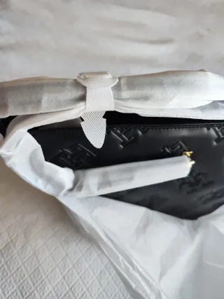 Bolso Tommy Hilfiger Negro y Dorado