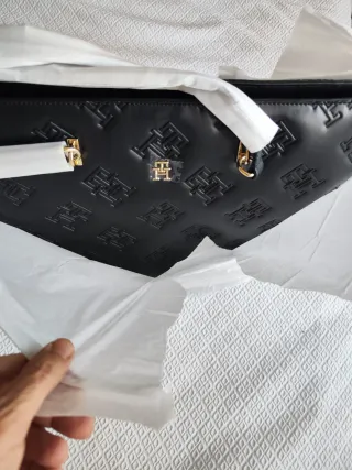 Bolso Tommy Hilfiger Negro y Dorado