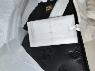 Bolso Tommy Hilfiger Negro y Dorado