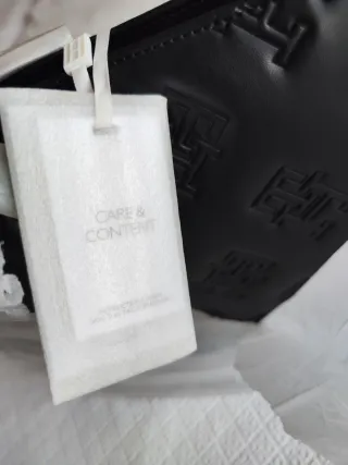 Bolso Tommy Hilfiger Negro y Dorado