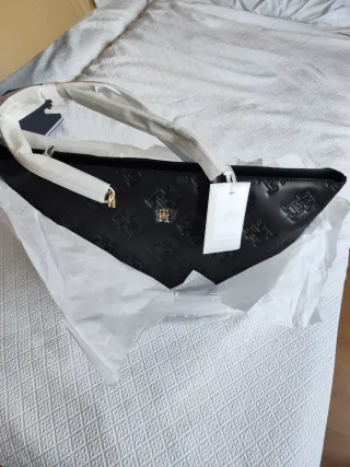 Bolso Tommy Hilfiger Negro y Dorado