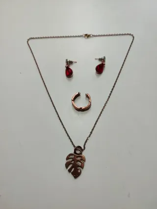 Set di Gioielli: Collana, Orecchini e Anello
