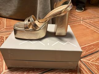 Sandalia dorada plataforma tacón alto