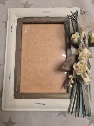 Cornice portafoto decorato con fiori