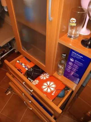 Vitrina de madera y cristal