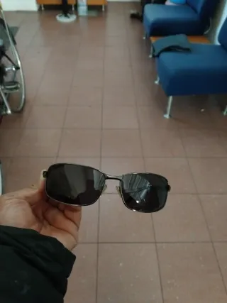 Occhiali da sole neri e argento