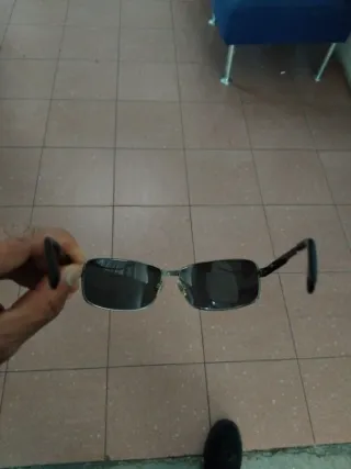 Occhiali da sole neri e argento