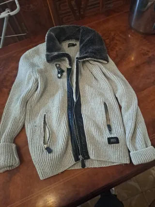 Jersey beige y gris con cremallera