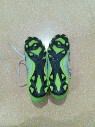 Botas de fútbol Adidas verdes y blancas