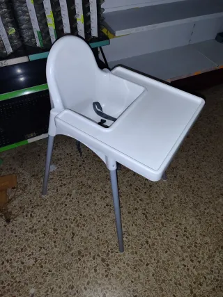 Trona blanca para bebé
