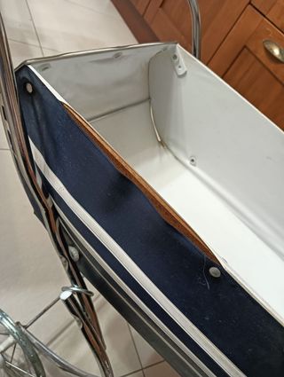 Carrozzina giocattolo vintage blu e bianca