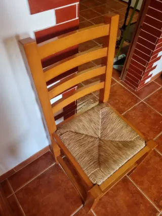 Sillas rústicas de madera y tela