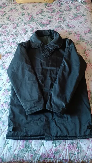 Parka azul marino con capucha interior