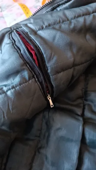 Parka azul marino con capucha interior