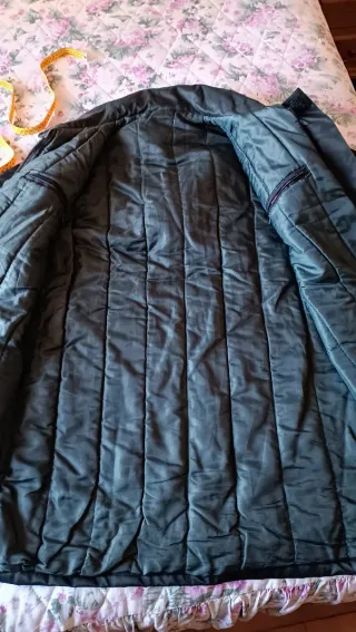 Parka azul marino con capucha interior