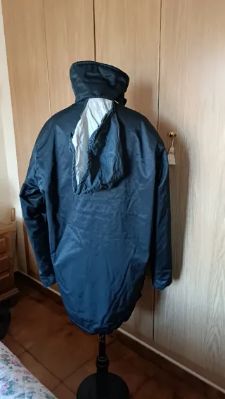 Parka azul marino con capucha interior