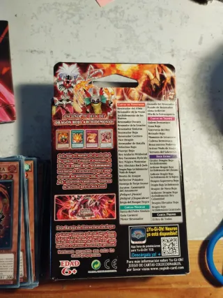 Yu-Gi-Oh! El Rey Carmesí Estructura