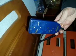 Cama articulada plegable naranja y blanca