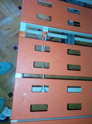 Cama articulada plegable naranja y blanca