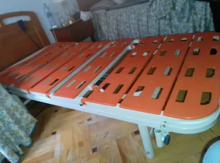 Cama articulada plegable naranja y blanca