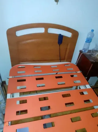 Cama articulada plegable naranja y blanca