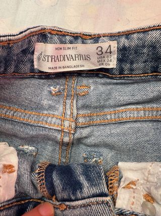 Pantalón vaquero desgastado