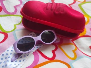 Gafas de sol para bebé moradas con su funda