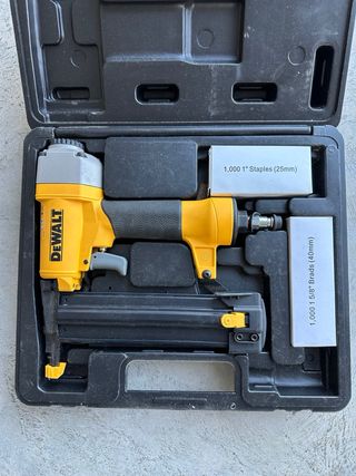 Pistola Clavos DeWalt Neumática