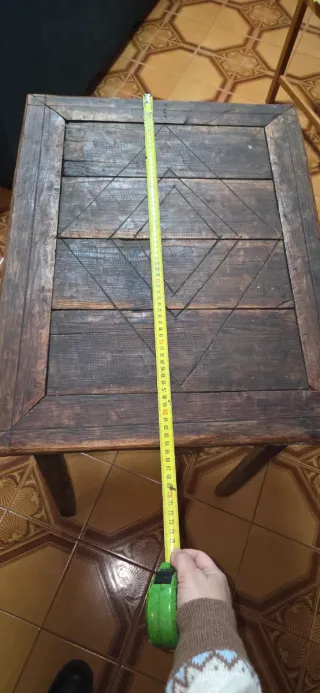 Mesa y sillas rústicas madera