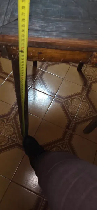 Mesa y sillas rústicas madera