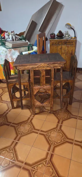 Mesa y sillas rústicas madera