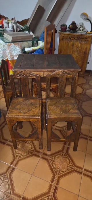 Mesa y sillas rústicas madera