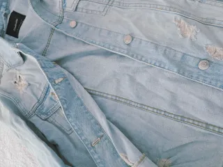 Chaqueta vaquera Stradivarius desgastada