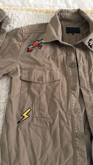 Chaqueta militar con parches