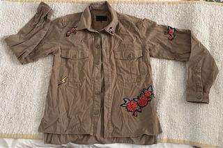 Chaqueta militar con parches