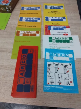 Sistema de juego Mini ARCO; estuche y 8 cuadernos.