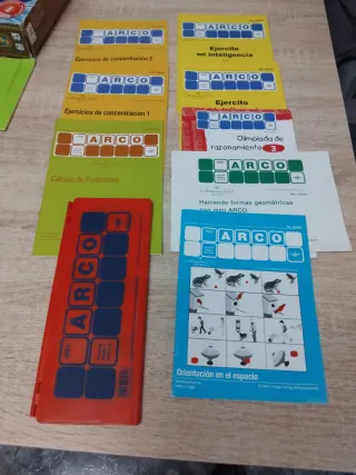 Sistema de juego Mini ARCO; estuche y 8 cuadernos.