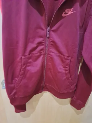 Chaqueta deportiva Nike color granate