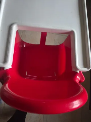 Trona infantil roja y blanca