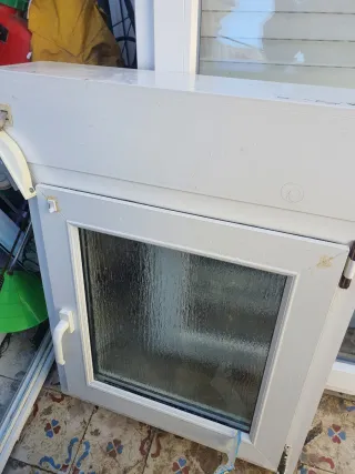 Ventana blanca con manilla