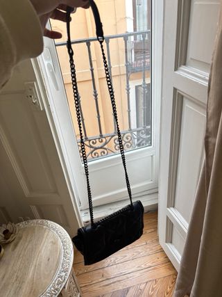 Bolso negro acolchado Stradivarius