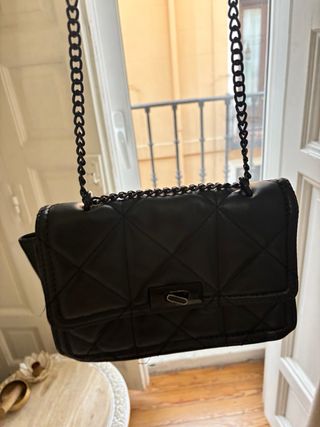 Bolso negro acolchado Stradivarius