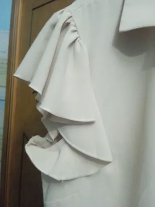 Blusa beige JAIME mangas volantes