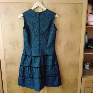 Vestido negro con volantes y estampado floral