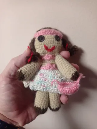 Muñeca amigurumi tejida a mano