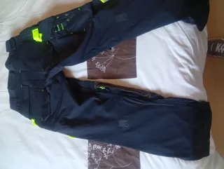 Pantalón de trabajo negro con detalles