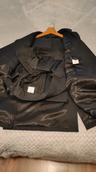 Traje de caballero negro,52/48,camisa incluida.