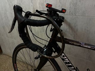 Bicicleta Specialized T-Cross, casco y candado.